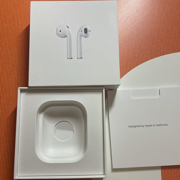 AirPod empty case - Picture 2 of 2